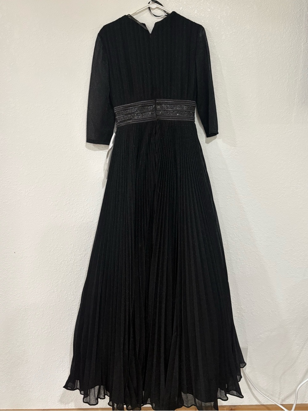 Mac Duggal Black Shimmering Pleated 3/4 Sleeve Ball Gown Size 6 and 4 - Picture 4 of 7